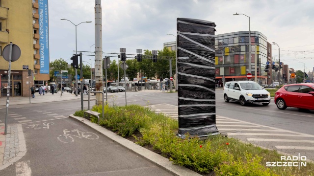 Pylon zliczający rowery przejeżdżające przez Plac Żołnierza Polskiego w Szczecinie będzie jak nowy. Zarząd Dróg i Transportu Miejskiego rozpoczął naprawę jego powłoki, która zniszczyła się przez ponad 10 lat użytkowania.