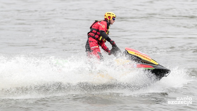 Pogoda nie jest idealna na plażowanie, ale amatorów sportów wodnych nie brakuje. Skutery, jachty i motorówki widać m.in. w szczecińskiej marinie. Służby apelują o rozsądek i podkreślają, że to brawura i rutyna prowadzą do wypadków.