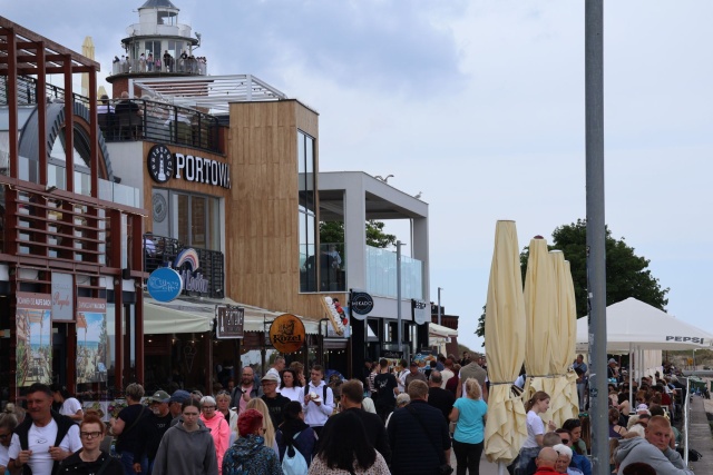 Na wybrzeżu długi weekend spędzają tłumy, a z przyjezdnymi w Kołobrzegu rozmawiał Przemysław Polanin.