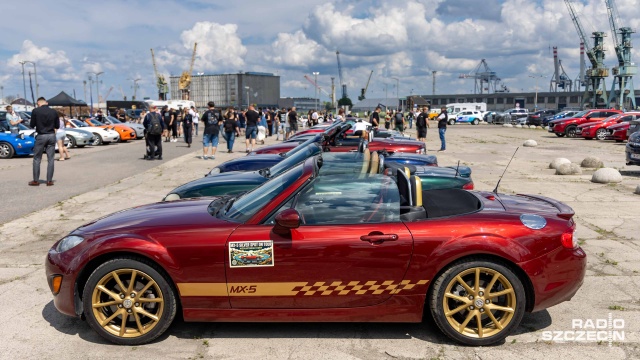 Szczecińska Łasztownia na jeden dzień stała się stolicą polskiego minimalizmu bagażowego. Uczestnicy zlotu MX-5 Silver Spot On Tour udowodnili, że ponad 900 kilometrów wzdłuż Odry można pokonać z wiatrem we włosach.