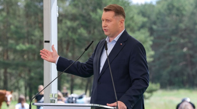 Kandydat Prawa i Sprawiedliwości na premiera mówił o opuszczeniu przez Polskę Europejskiego Systemu Handlu Emisjami CO2 podczas partyjnej konwencji w gminie Maków w Łódzkiem.