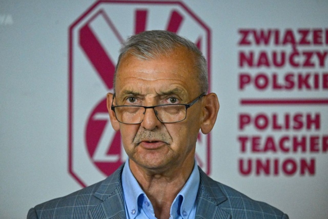 Czy działaczom Związku Nauczycielstwa Polskiego uda się przekonać rząd do większej podwyżki dla pracowników oświaty. Według szefa ZNP Sławomira Broniarza, obecna propozycja jest poniżej wszelkich oczekiwań.