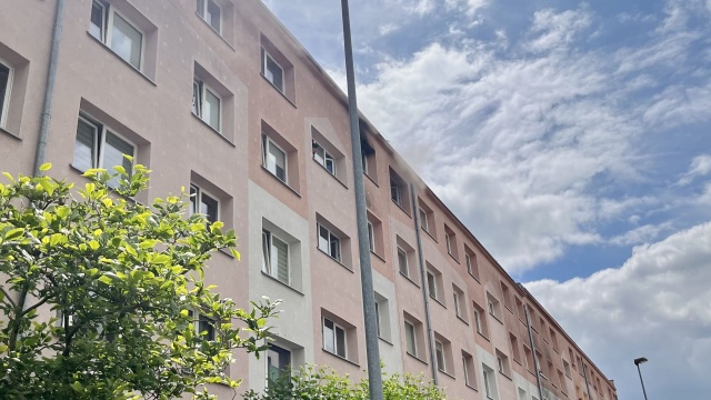 Po godzinie 12 doszło do pożaru mieszkania znajdującego się na czwartym piętrze budynku przy ulicy Dunikowskiego. Przed przybyciem ratowników ewakuowało się łącznie pięć osób.