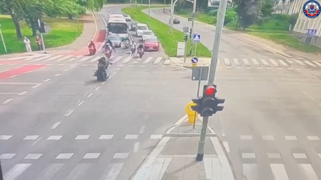 Szczecińscy policjanci podczas patrolu zauważyli motocyklistę leżącego na drodze.