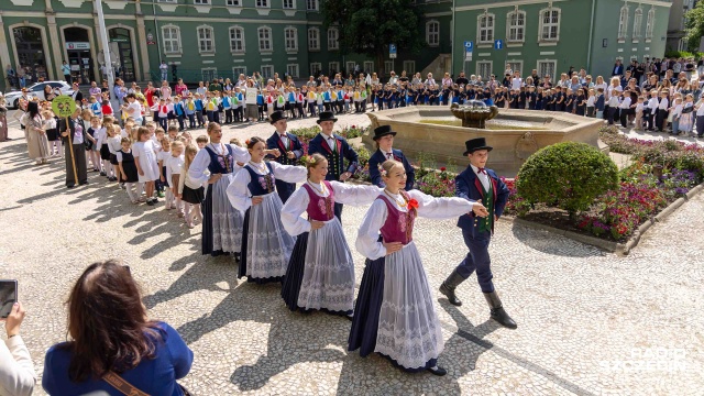 Szczecińskie starszaki pożegnały się z przedszkolem - i to z pompą, w rytmie poloneza. Odtańczyły go przed urzędem miasta na oczach dumnych i wzruszonych rodziców, opiekunów, babć i dziadków.