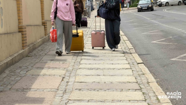 Przy ul. Owocowej w Szczecinie chodnik prowadzący do Dworca Głównego PKP od lat bardziej testuje walizki niż pomaga w podróży.