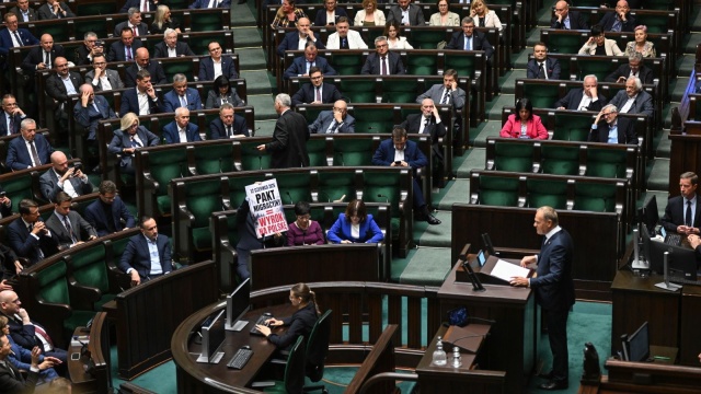 W Sejmie rozpoczęła się debata nad wnioskiem PiS o wotum nieufności wobec szefa MSWiA Marcina Kierwińskiego. Opozycja zarzuca mu m.in. niewystarczające działania w sytuacjach kryzysowych oraz spadek zaufania do instytucji państwa, czy pozakonstytucyjną i pozaustawową zmianę małżeństwa.