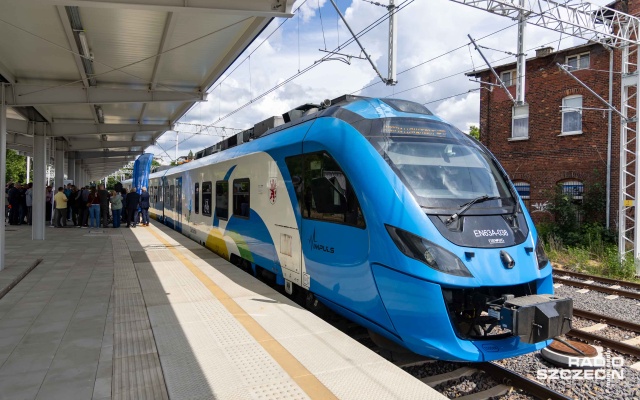 Po 24 latach przerwy pociąg pasażerski znów dojechał do Polic. Na razie technicznie, ale najważniejsza deklaracja już padła - Szczecińska Kolej Metropolitalna ma ruszyć na tej trasie w pierwszym kwartale przyszłego roku.