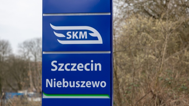 Autobus czy pociąg To pytanie już wkrótce mogą zadawać sobie mieszkańcy północnych osiedli Szczecina. Po uruchomieniu Szczecińskiej Kolei Metropolitalnej do Polic część autobusów ma zmienić trasy, a część stać się połączeniami wspomagającymi kolej.