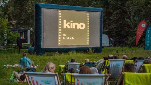 Koce, leżaki, popcorn, ale też preparaty na komary czy peleryny przeciwdeszczowe przygotowano na tegoroczne miejskie seanse filmowe pod chmurką. Do Szczecina wraca Kino na Leżakach.