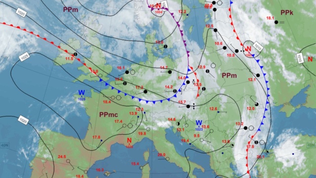 Jak informuje IMiGW nad Europą przeważają niże, wpływ słabych wyżów zaznaczy się nad częścią Europy Zachodniej. Polska jest w zasięgu układu niżowego z ośrodkami w rejonie południowej Skandynawii i Zatoki Botnickiej, w strefie okludującego się frontu atmosferycznego, który przemieszczać się będzie z zachodu na wschód kraju.