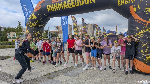 Zjazd tyrolką, bieganie po schodach, przeszkody na rączki. Między innymi takie aktywności pojawiły się na kilometrowym odcinku trasy Runmageddonu Kids Demo przed halą sportową przy ulicy Zawadzkiego w Szczecinie.