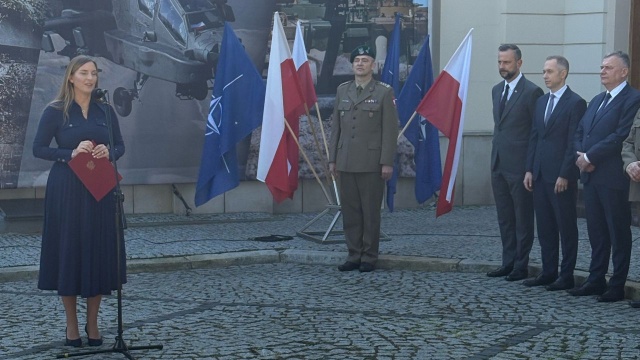Powołana na stanowisko wiceminister obrony narodowej Magdalena Sobkowiak-Czarnecka podkreśliła, że zrobi wszystko, aby budować taką odporność państwa, żeby prawdziwe zagrożenie nigdy nie przyszło. - Biorę na siebie tę ogromną odpowiedzialność. Zdaję sobie sprawę z jej wagi - zapewniła.