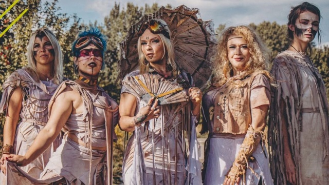 Tłumy przebierańców przemierzają Poznań. W stolicy Wielkopolski rozpoczął się największy w kraju festiwal fantastyki.