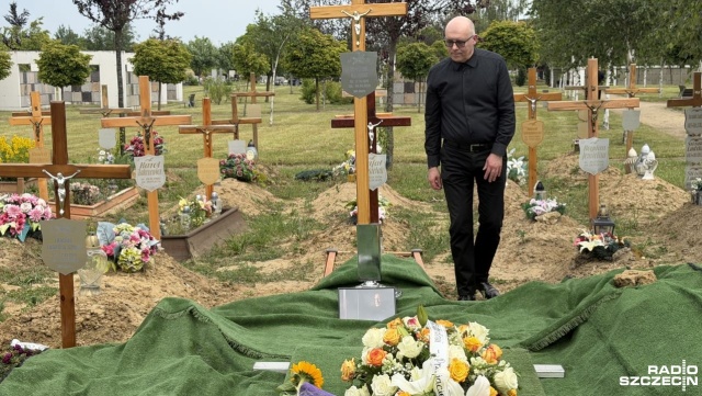 Przyjaciele i znajomi pożegnali w piątek na Cmentarzu Zachodnim w Szczecinie Ryszarda Słowickiego - poetę, kompozytora, pieśniarza, instrumentalistę, dramaturga i rysownika.