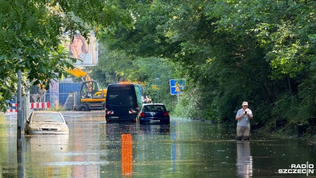 Gigantyczna awaria wodociągowa w Szczecinie. Sytuacja ma miejsce na ulicy Starkiewicza. Obniżone ciśnienie wody w kranach odczuwalne jest w wielu miejscach miasta.