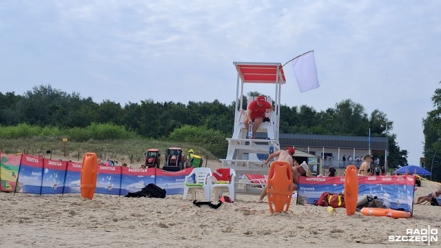 26 ratowników rozpoczęło o 10 pracę w centralnej części świnoujskiej plaży.