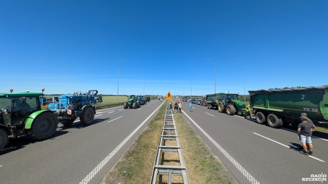 Nie zejdziemy z drogi, dopóki nie zostaną spełnione nasze postulaty - tak zapowiadali rolnicy, którzy właśnie rozpoczęli protest na S3 na węźle Gryfino.