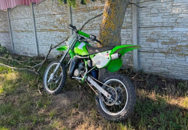 14-latek jechał motocyklem crossowym - bez uprawnień i bez ubezpieczenia. Zatrzymali go policjanci, a za wybryk nastolatka odpowiedzą rodzice.