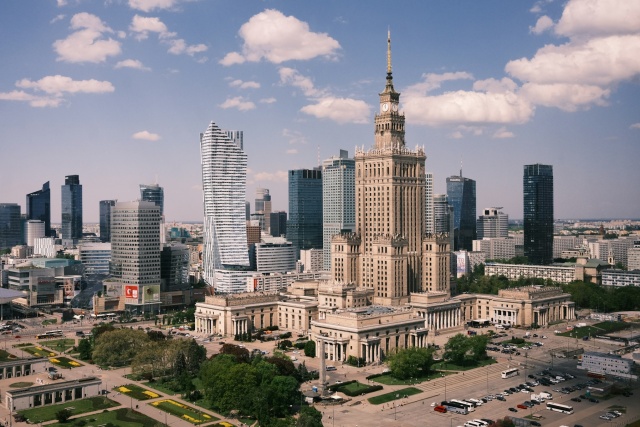 Warszawski rynek nieruchomości premium oferuje szeroki wybór lokali, jednak proces nabycia apartamentu wymaga przygotowania i znajomości lokalnej specyfiki. Ten poradnik opisuje najważniejsze etapy transakcji  od określenia budżetu i wyboru lokalizacji, po sfinalizowanie zakupu i odbiór kluczy.