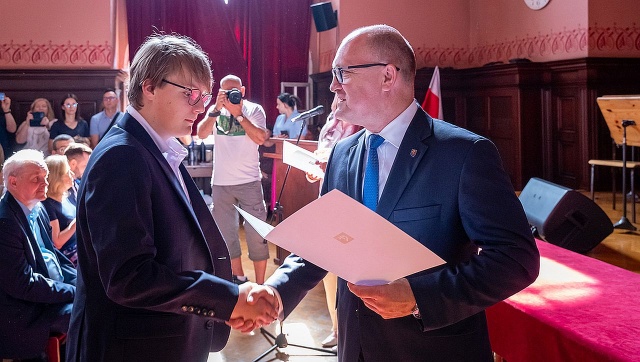 Prawie 500 uczniów wyróżnionych za wybitne osiągnięcia naukowe. Młodzi odebrali Nagrody Prezydenta Szczecina.