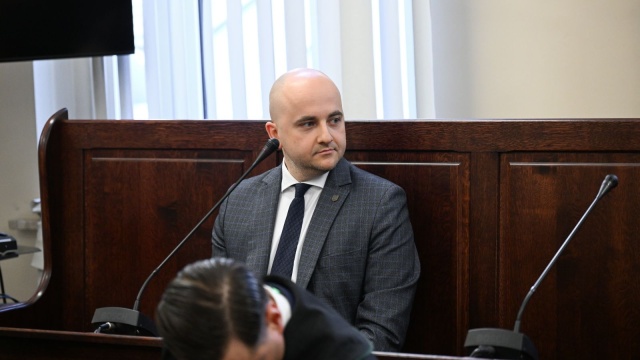 Maile służbowe, zrzuty ekranu z mediów społecznościowych i artykułów prasowych, a także ze szkolenia BHP czy też wniosek o urlop - kolejne dziesiątki kartek z informacjami, które mają potwierdzać faktyczne zatrudnienie w Lasach Państwowych przedstawił w sądzie poseł Prawa i Sprawiedliwości Dariusz Matecki.