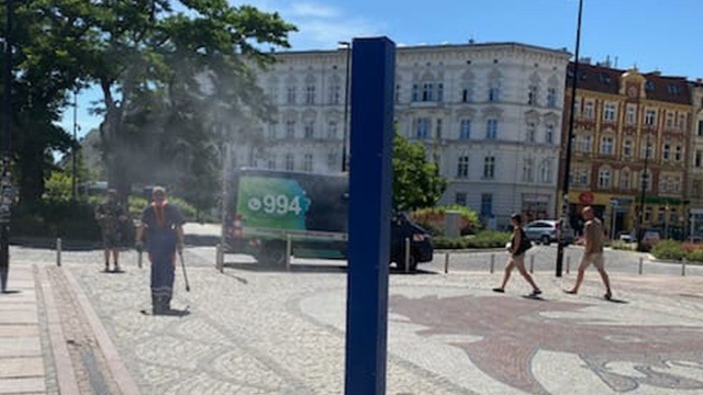 W Szczecinie można schłodzić się już w pięciu miejscach. ZWiK uruchomił kolejne słupki zraszające - pojawiły się one na Deptaku Bogusława i Alei Jana Pawła II.