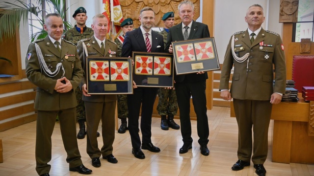 Brygada Wsparcia Dowodzenia Wielonarodowego Korpusu Północny-Wschód ma już swój sztandar. Uroczysta ceremonia jego wręczenia odbyła się na Rynku Staromiejskim w Stargardzie.