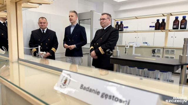 Gęstościomierz do badania paliw, nowoczesne oprogramowania między innymi do planowania podróży statków, ale i specjalne aparaty do wykrywania metali ciężkich w wodzie. Między innymi o te urządzenia wzbogaciły się laboratoria na Wydziale Inżynieryjno-Ekonomicznym Transportu Politechniki Morskiej w Szczecinie.