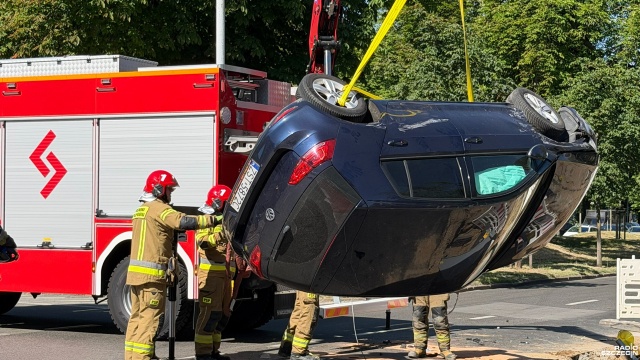 Osobówka wpadła do wykopu drogowego. Do zdarzenia doszło na skrzyżowaniu ulic: Narutowicza i Królowej Jadwigi w Szczecinie.