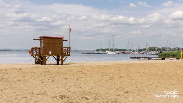 Od lipca wszystkie nadmorskie kąpieliska będą strzeżone przez ratowników WOPR. Część plaż już jest obsadzona, a kolejne będą ruszać od soboty. Na tych kąpieliskach, które rozpoczęły już sezon, woda jest przydatna do kąpieli.
