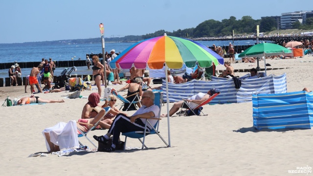Upalny początek wakacji, bo słoneczna aura zachęca do spędzania czasu na plaży. Czy wypoczywający nad morzem wiedzą, jak bezpiecznie plażować w upały