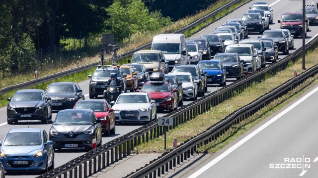 Sezon letni nie rozpoczął się pozytywnie dla kierowców przemierzających zachodniopomorskie trasy. Na drogach doszło do wielu wypadków, a kierujący muszą się liczyć z licznymi utrudnieniami.