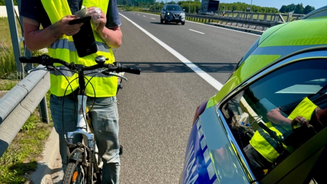 Dwa mandaty i ta sama lekcja. 29-letni rowerzysta uparł się, że do Szczecina dojedzie drogami ekspresowymi.