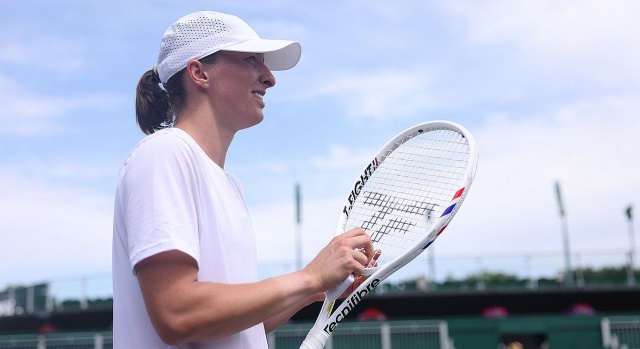 Zdjęcia Igi Świątek witają kibiców jadących we wtorek na Wimbledon. Widać je na trasie wimbledonowej kolejki, na najbliższej stacji metra Southfields, a nawet nawet na bramach w metrze.