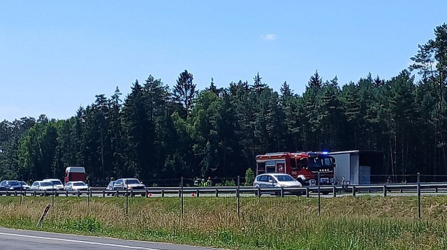 Na drodze S3 przed węzłem Miękowo w kierunku Szczecina płonęła naczepa samochodu ciężarowego.