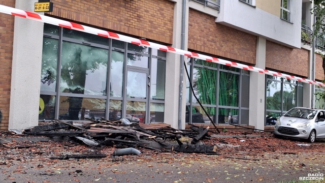 Władze Świnoujścia pomagają pogorzelcom ewakuowanym z uszkodzonego budynku. Ogień w budynku przy skrzyżowaniu ulic Grunwaldzkiej i Rybaki pojawił się po 1 w nocy i objął 900 metrów kwadratowych powierzchni. Nikt nie ucierpiał w zdarzeniu.