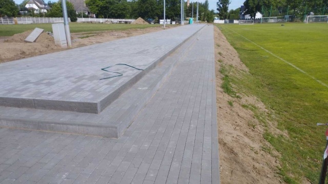 Obiekty sportowe w Dobrej, w powiecie łobeskim, odzyskują blask. Kończą się prace związane z budową nowych trybun na stadionie piłkarskim.