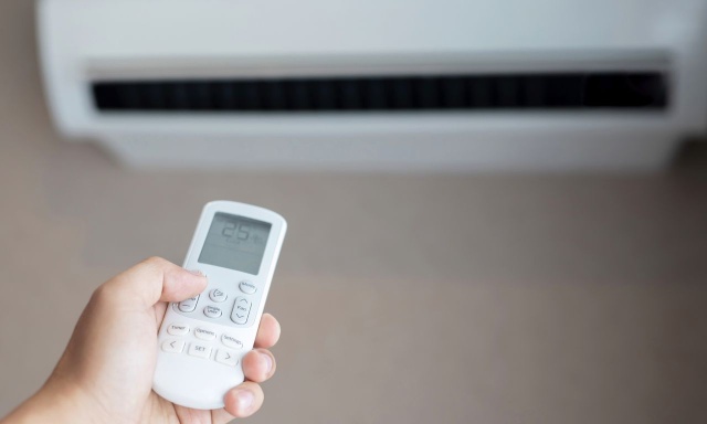 Zamiast upragnionej ulgi w upały, potężny cios w serce. Lekarze ostrzegają, że ustawianie klimatyzacji na najniższą temperaturę wywołuje niebezpieczny szok termiczny.