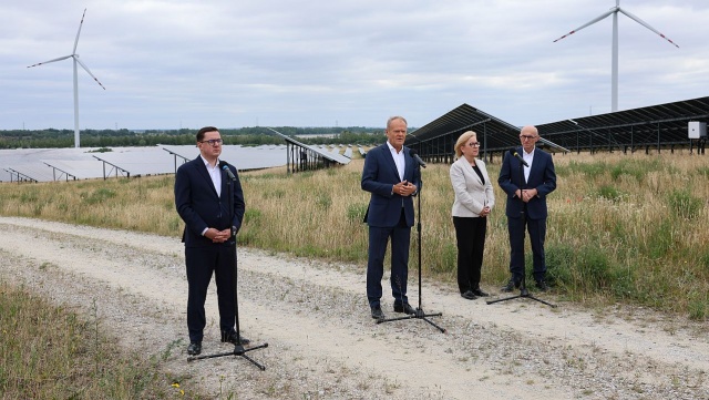 Sto miliardów złotych zostanie przeznaczonych do 2030 roku na sieci dostarczające energię elektryczną - zapowiedział minister energii Miłosz Motyka. Szef tego resortu wizytował razem z premierem Donaldem Tuskiem farmę fotowoltaiczną w wielkopolskim Kleczewie.