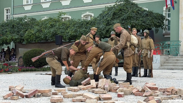 Plac przed szczecińskim magistratem zmienił się w prawdziwe pole bitwy. Odbyła się tam inscenizacja historyczna, będąca częścią obchodów w ramach 81. rocznicy przejęcia Szczecina przez polską administrację.