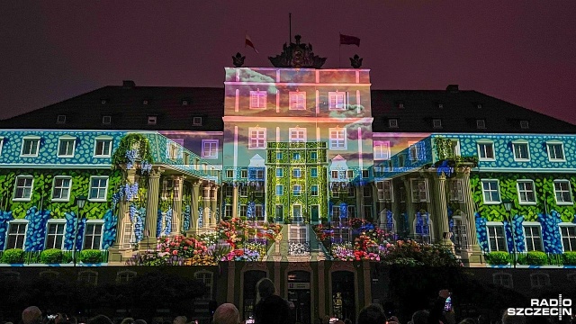 Wieczorny mapping, przygotowany z okazji 81. urodzin polskiego Szczecina, zabrał widzów którzy pojawili się na Placu Armii Krajowej w podróż przez historię miasta i jego współczesność po wizję przyszłości.