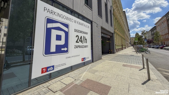 Parkingowiec przy Małkowskiego w Szczecinie nie jest dobrze oznakowany. W jego okolicy nie ma wystarczającej liczby znaków - alarmują mieszkańcy.