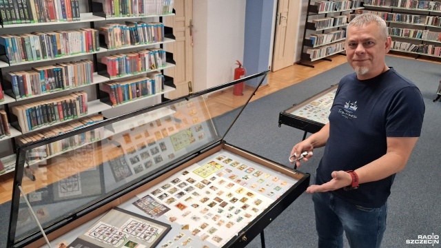Miłośnicy kotów, psów i znaczków pocztowych mogą spotkać się w jednym miejscu - w świnoujskiej bibliotece miejskiej, gdzie znajduje się wakacyjna wystawa znaczków z całego świata, które przedstawiają właśnie domowe i dzikie futrzaki.