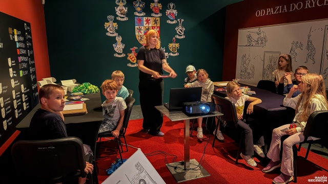 Wakacyjna podróż w czasie. Młodzi Szczecinianie przez cały tydzień mogą brać udział w warsztatach przygotowanych przez Muzeum Narodowe na Wałach Chrobrego.