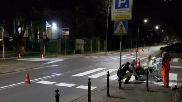 Trwa odnawianie oznakowania poziomego na ulicach Szczecina. Dotychczas odświeżono już około 60 procent pasów, strzałek i innych znaków malowanych na jezdniach.