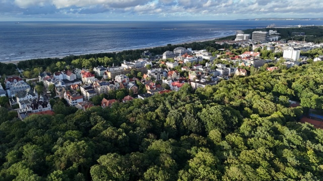 Najszersza plaża w Polsce, rozlewiska Delty Świny, rezerwaty przyrody, nowoczesna promenada i liczne historyczne zabudowania, a wszystko dostępne dla gości. Świnoujście położone na 44 wyspach zachwyci zarówno tych, którzy lubią delektować się urokami Bałtyku, jak i wypoczywać aktywnie.