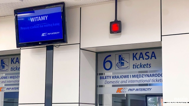 Kolejki do kas biletowych na dworcu PKP