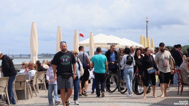 Nie brak turystów, a klęska urodzaju - tak w tym sezonie wygląda ruch w Kołobrzegu. Przemysław Polanin sprawdził, z jakimi wyzwaniami mierzą się nadmorscy hotelarze.
