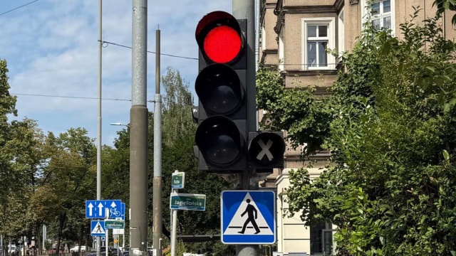 Czy z polskich miast wyposażonych w sygnalizację świetlną na skrzyżowaniach znikną zielone strzałki do warunkowego skrętu w prawo Jak ustaliło Radio Szczecin, tylko w samej stolicy Pomorza Zachodniego takie rozwiązanie zastosowane jest w 73 lokalizacjach.